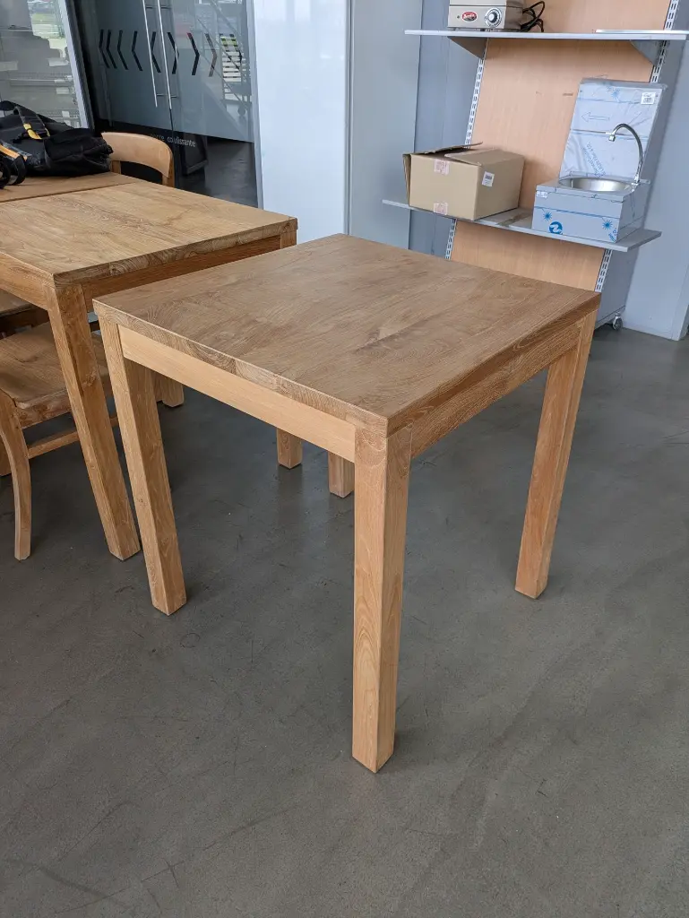 table et chaises de resto bar (2).webp