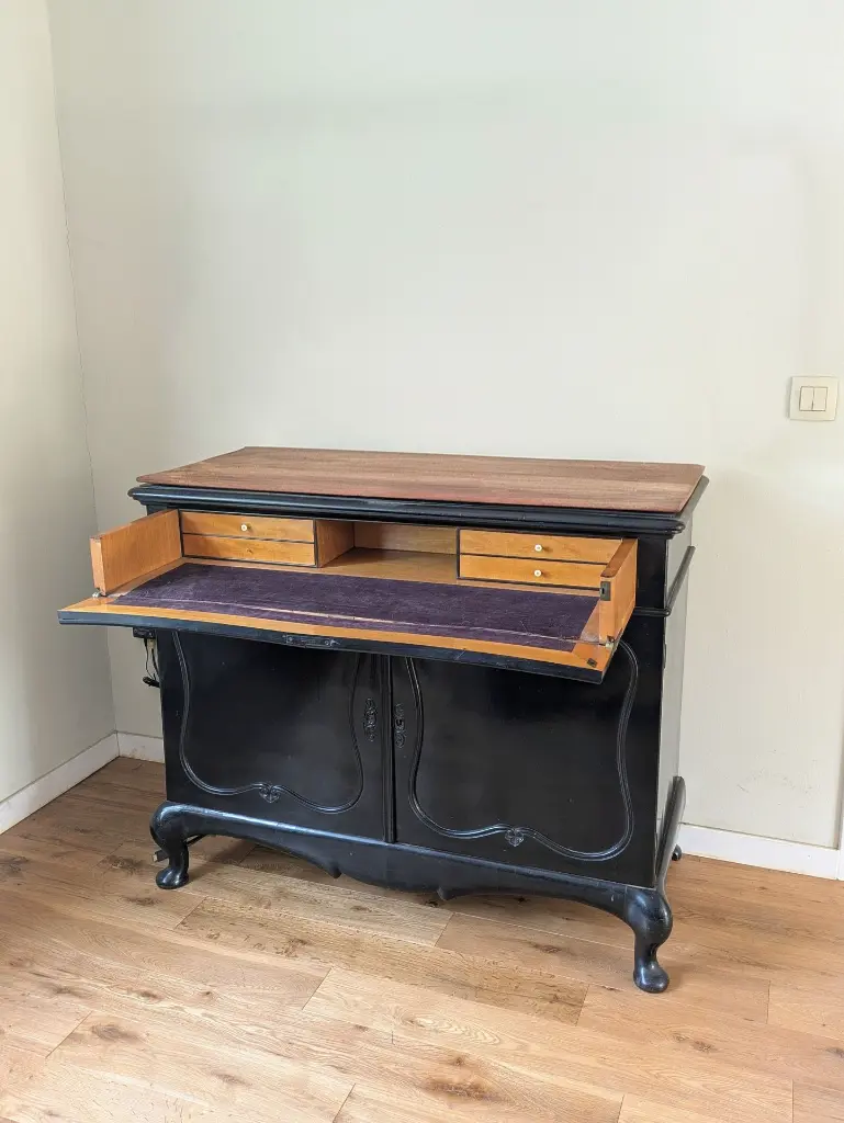 vaisselier laqué noir partie basse.webp