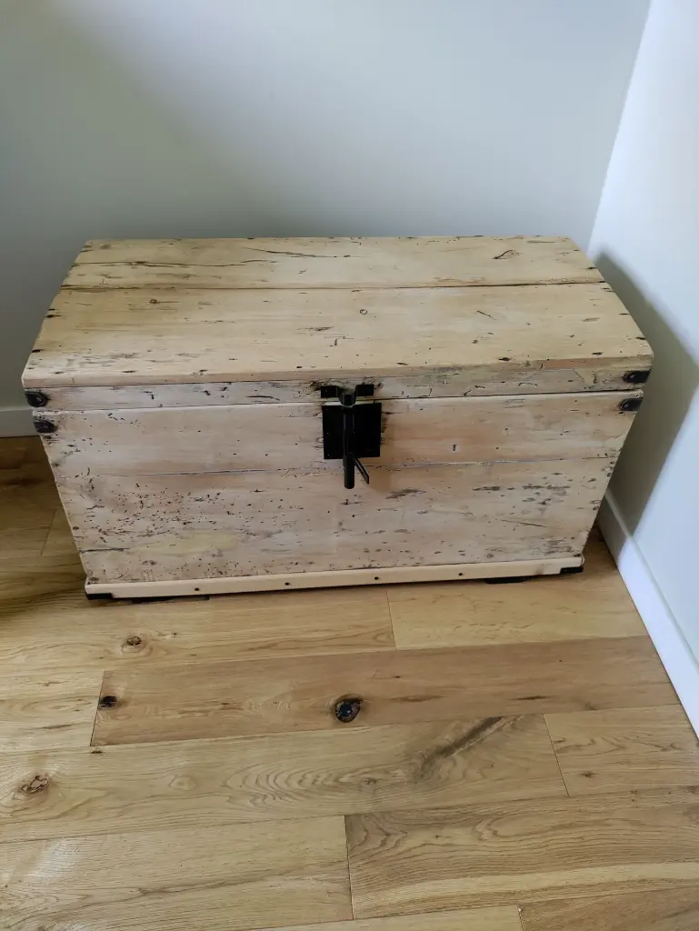 Malle en pin fermée