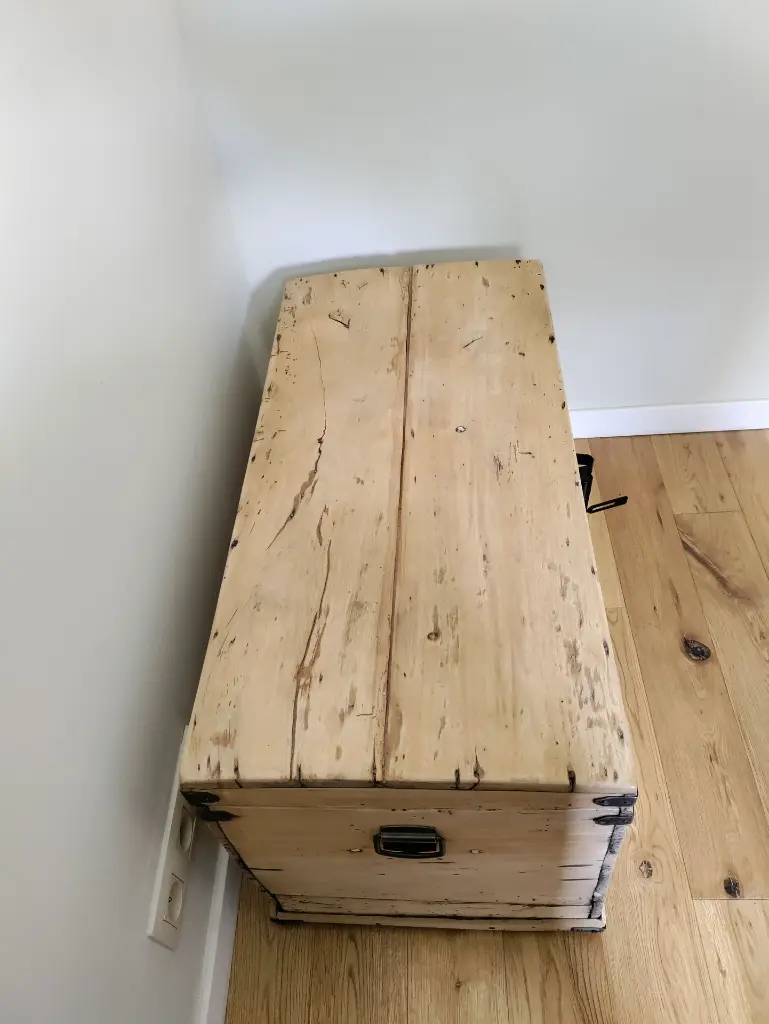 Malle en pin coté.webp