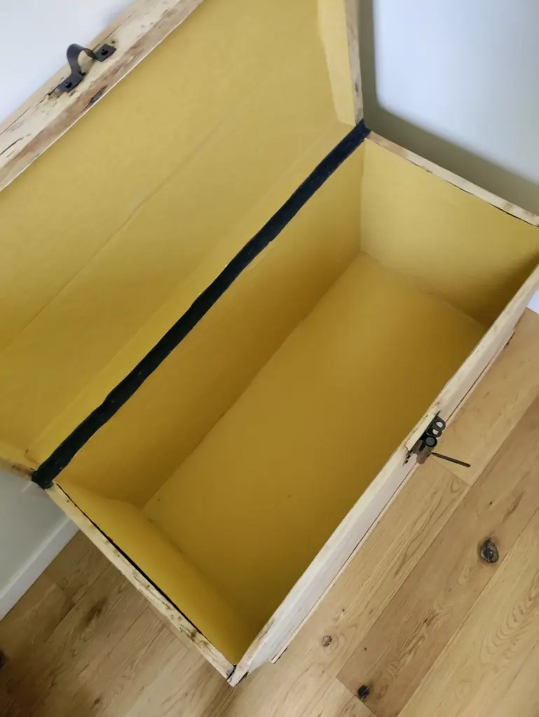 malle en pin ouverte